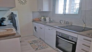 Kühlschrank, Mikrowelle, Ofen, Geschirrspüler