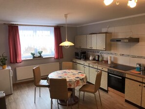 Fridge, oven, stovetop, coffee/tea maker