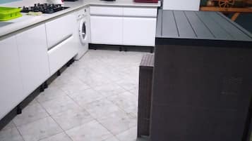 Réfrigérateur, four à micro-ondes, un four, surface de cuisson