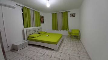 3 bedrooms, in-room safe, desk, iron/ironing board