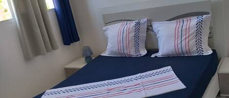 3 sovrum, värdeförvaringsskåp på rummet och skrivbord