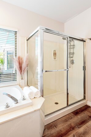 Badewanne, Haartrockner, Handtücher
