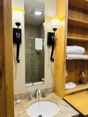 Dusche, Haartrockner, Bidet, Handtücher