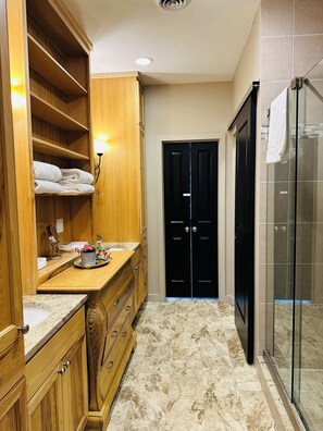 Dusche, Haartrockner, Bidet, Handtücher