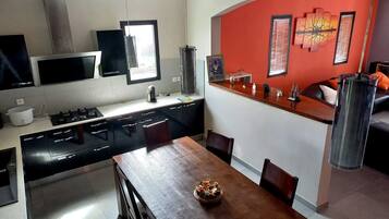 Réfrigérateur, micro-ondes, four, plaque de cuisson