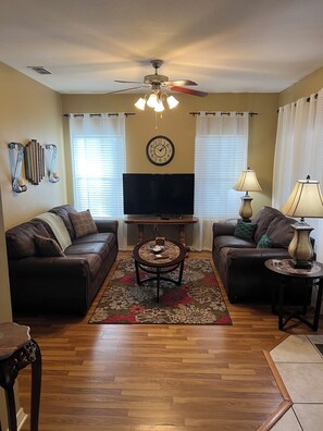 Smart TV, Netflix, books, streaming services - A beautiful clean home, ready to receive guests, in a cozy ambient setting. (Bay St. Louis)