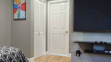 1 室のベッドルーム、デスク、WiFi、車椅子でアクセスできる設備