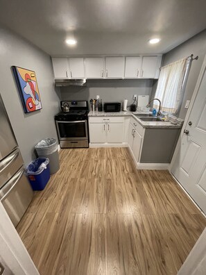 Frigorifero, microonde, forno, piano cottura