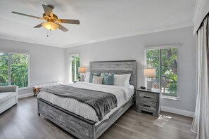 3 Schlafzimmer, Schreibtisch, Bügeleisen/Bügelbrett, Reisekinderbett