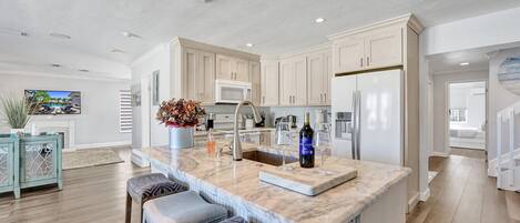 冷蔵庫、電子レンジ、オーブン、コンロ