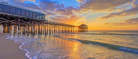 Vlak bij het strand, ligstoelen aan het strand, strandlakens