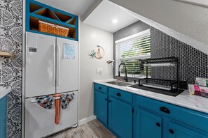 Réfrigérateur, micro-ondes, plaque de cuisson, cafetière/bouilloire