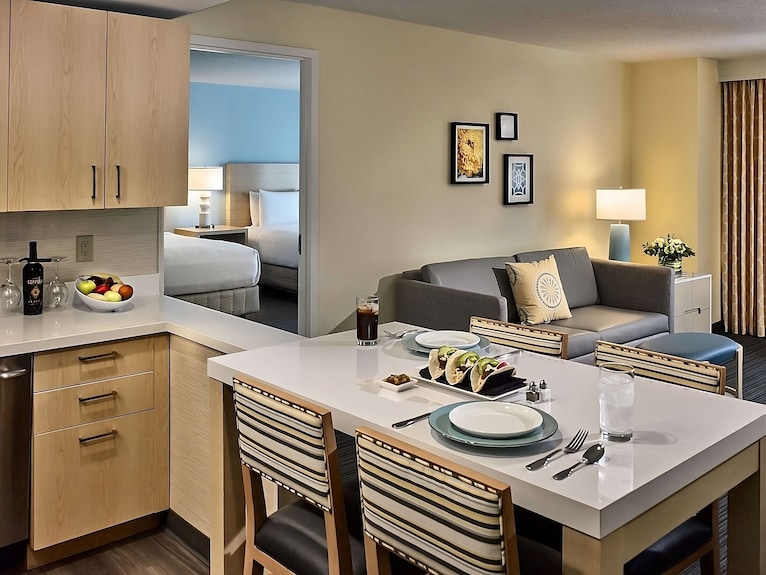 Your Home Away From Home! Enjoy 2 Spacious Units W/ Kitchen And Pool Access - 杜魯斯