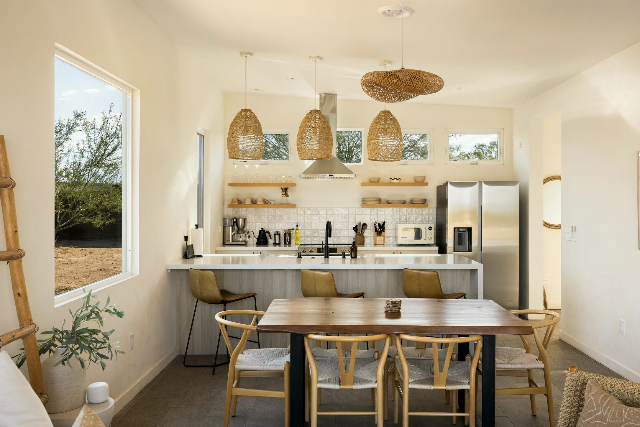 Ruokailupöytä, keittiösaareke