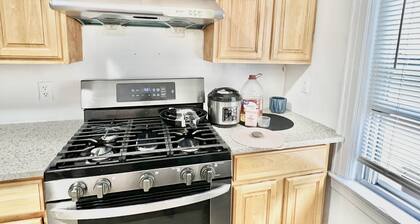 3-bedroom home (with Free-Parking) 10mins to LGA & 20mins to JFK