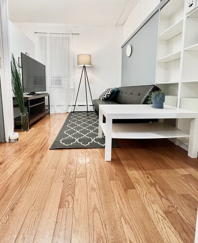 3-bedroom home (with Free-Parking)  10mins to LGA & 20mins to JFK