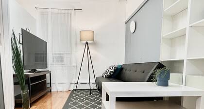 3-bedroom home (with Free-Parking) 10mins to LGA & 20mins to JFK