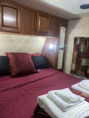 3 bedrooms, iron/ironing board, free WiFi, bed sheets - Comfy 2010 Surveyor RV, 2 bedrooms in Holiday Village in Quitman (Hawkins)