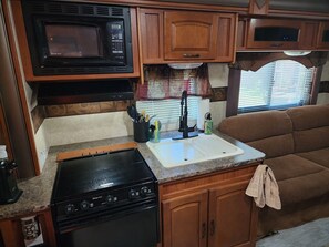 Fridge, microwave, oven, stovetop - Comfy 2010 Surveyor RV, 2 bedrooms in Holiday Village in Quitman (Hawkins)