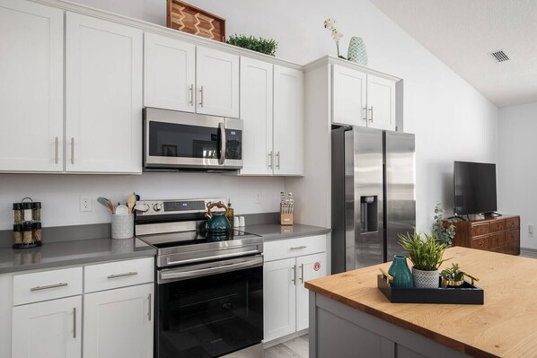 Geladeira, micro-ondas, fogão, cooktop