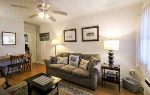 Living area - The Savannah Belle Forsyth Park A Side (Savannah)