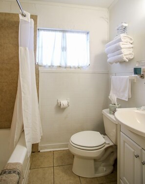 Basic-Apartment | Badezimmer | Duschwanne, Haartrockner, Handtücher