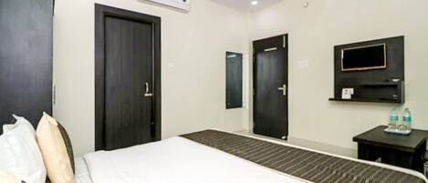 5 bedrooms, desk, free WiFi, bed sheets