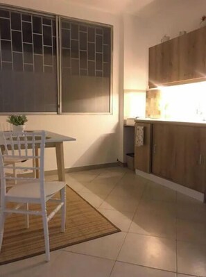 Kühlschrank, Mikrowelle, Kochgeschirr/Geschirr/Besteck, Esstisch