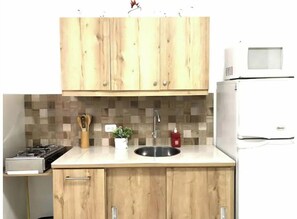 Réfrigérateur, micro-ondes, batterie de cuisine, vaisselle et ustensiles