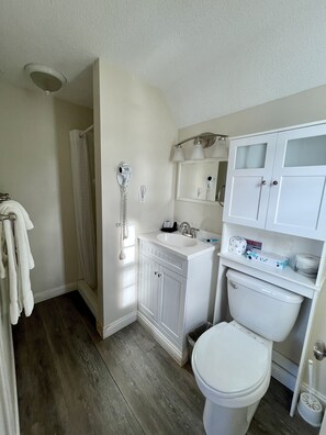 Combined shower/bathtub, hair dryer, towels, soap