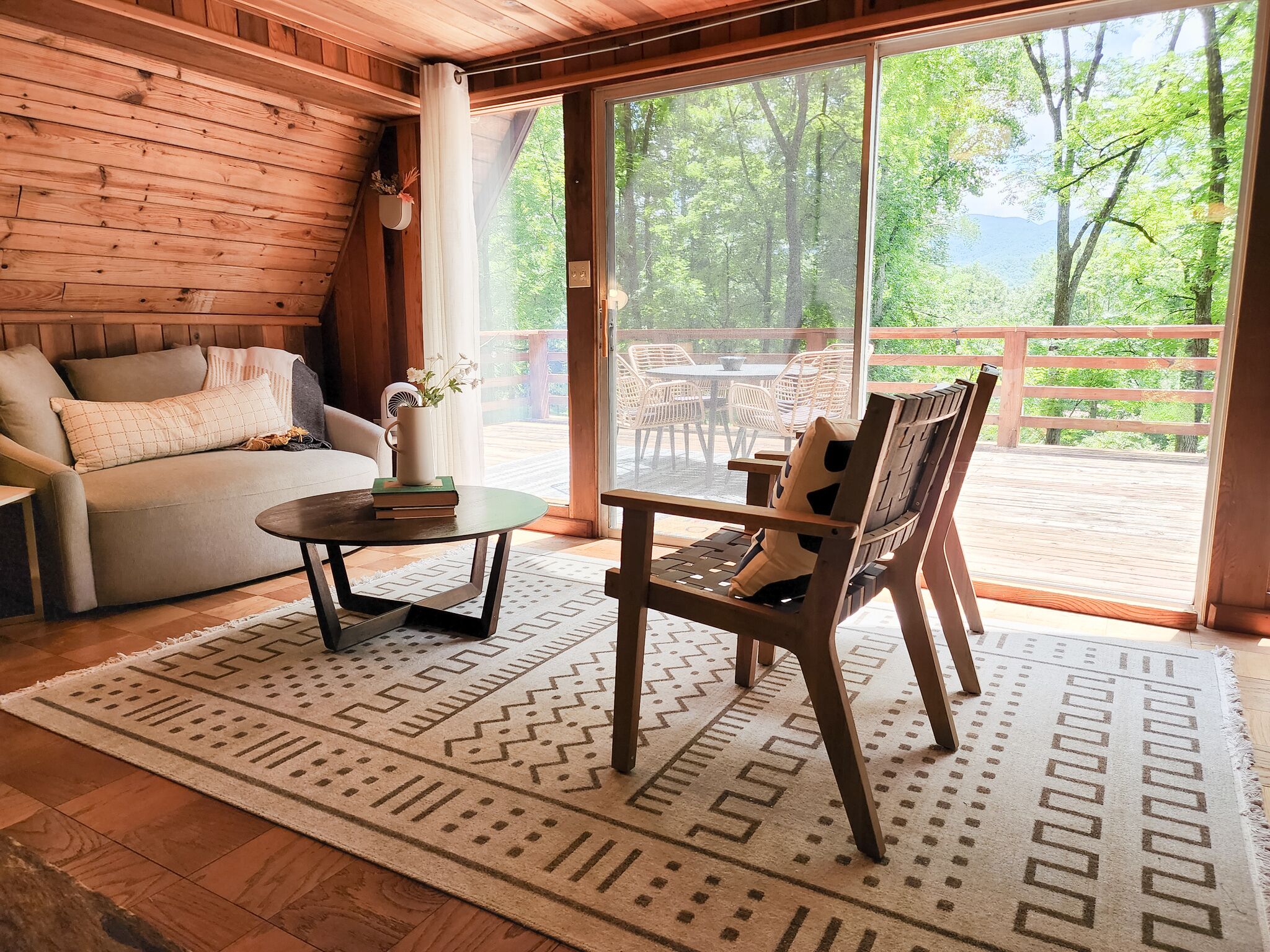 Smart-TV, Kamin, Stereoanlage