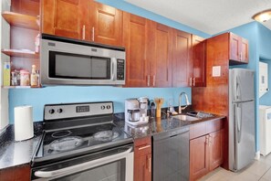 Refrigerador, microondas, horno y parrilla de estufa 