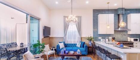 Smart TV, fireplace