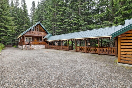 Snoqualmie Pass Ski Cabin w/Hot Tub and Bonus Tree House!