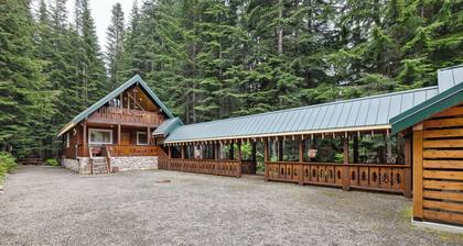 Snoqualmie Pass Ski Cabin w/Hot Tub and Bonus Tree House!