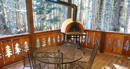 Snoqualmie Pass Ski Cabin w/Hot Tub and Bonus Tree House!