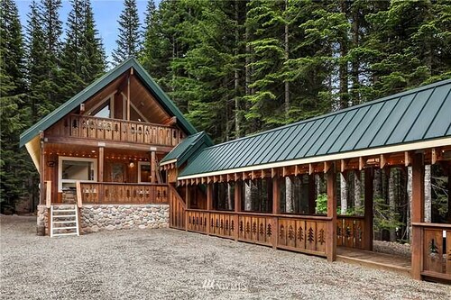 Snoqualmie Pass Ski Cabin w/Hot Tub and Bonus Tree House!
