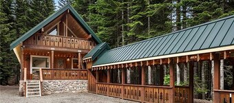 Snoqualmie Pass Ski Cabin w/Hot Tub and Bonus Tree House!