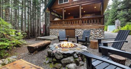 Snoqualmie Pass Ski Cabin w/Hot Tub and Bonus Tree House!
