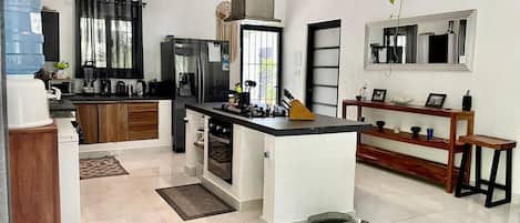 Réfrigérateur, micro-ondes, cafetière/bouilloire, grille-pain