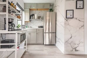 Fridge, microwave, coffee/tea maker, toaster - Cozy MIAMI Modern Paradise-NEAR HardRock Stadium! (Miami)