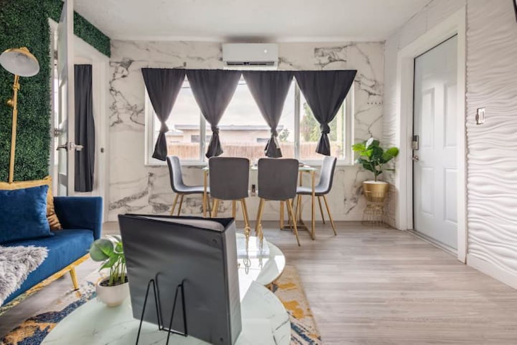 Smart TV, libros y oficina 