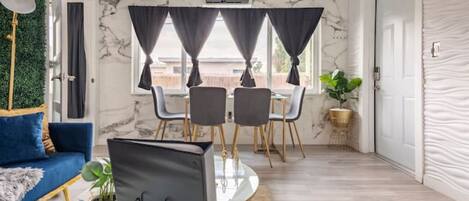 Téléviseur connecté, livres, bureau