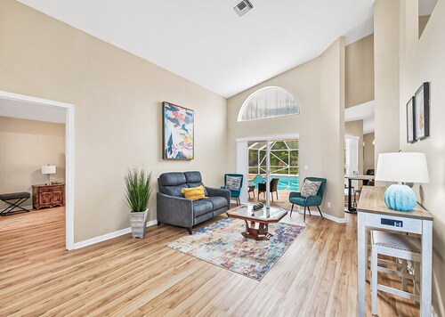 The Gordon Camelot|4bedrooms | 3 bathrooms| Pool House