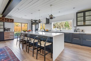 Réfrigérateur, lave-vaisselle, tables à manger, îlots de cuisine