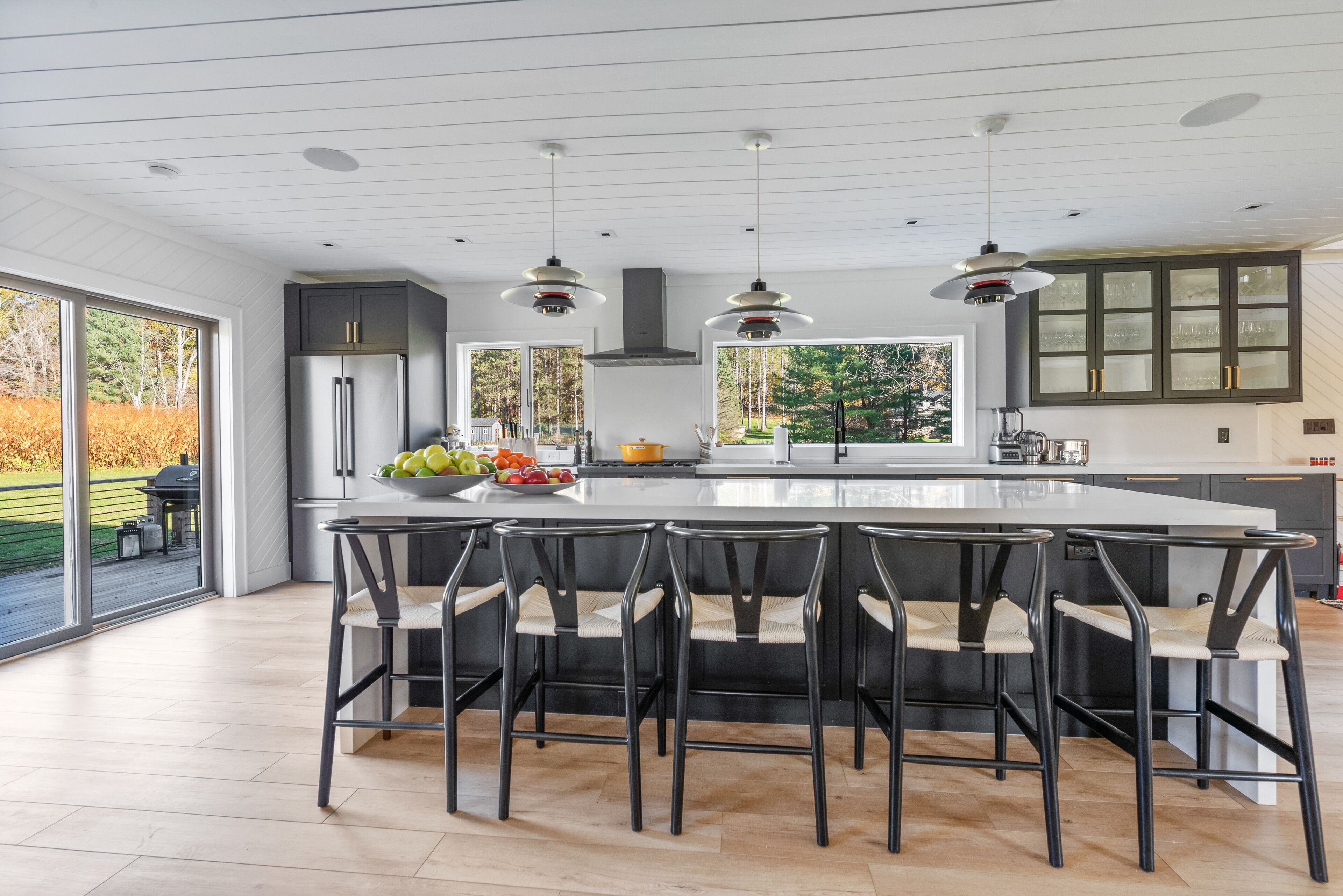 Kjøleskap, oppvaskmaskin, spisebord og kjøkkenøyer