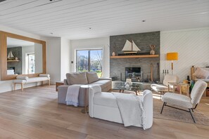 Télévision, cheminée, chaîne hi-fi