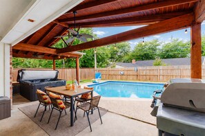 Outdoor dining - Villa D’Oro, Minutes to FIFA World Cup Stadium, Pool, Spa,Arcade, Game Room (North Richland Hills)