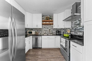 ثلاجة، ميكروويف، فرن، موقد طهي مسطح