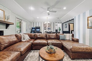 Smart-TV, Kamin, Netflix, Hulu